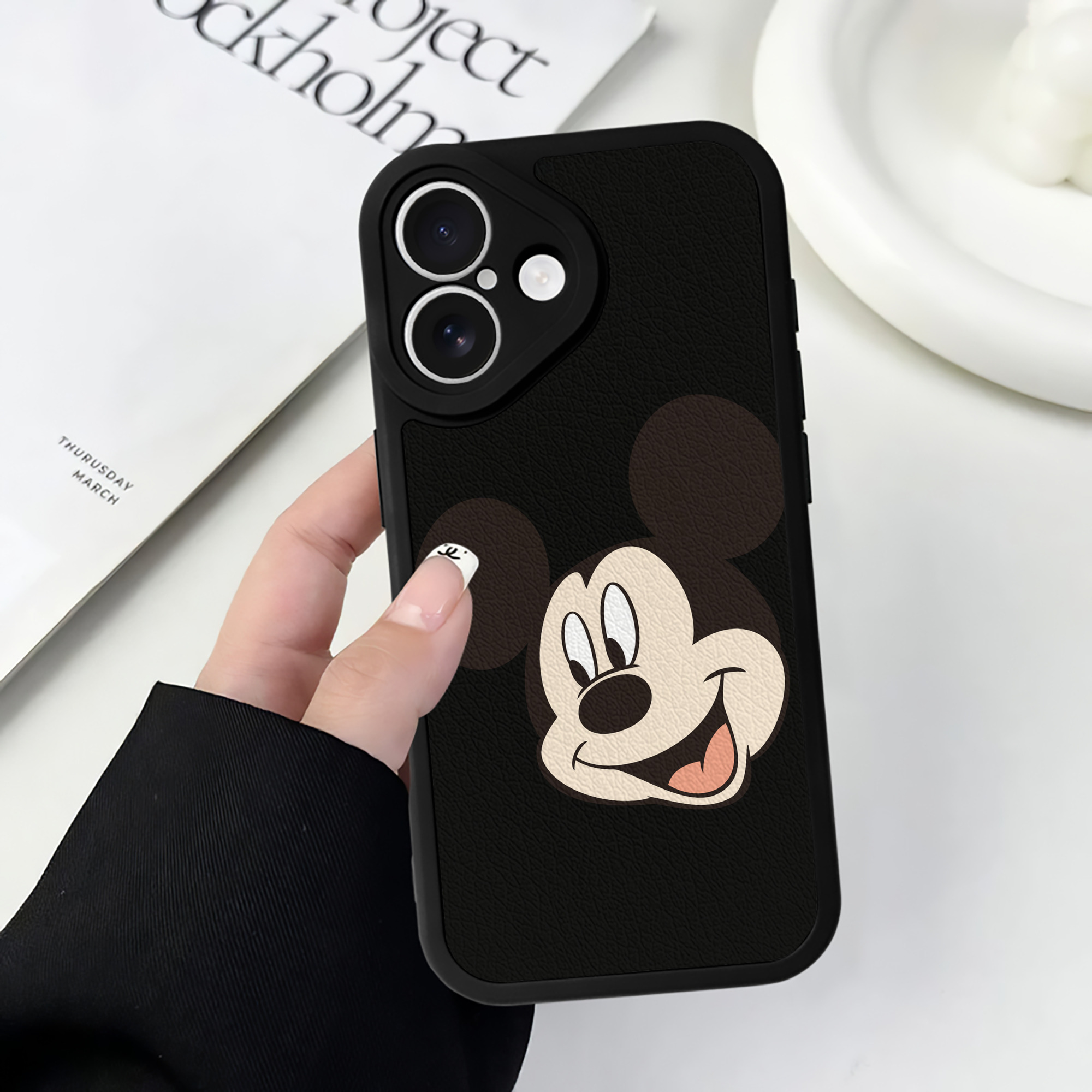（画像用） ミッキーマウス Mickey Mouse 【iPhone 16シリーズ対応】シリコンスマホケース（レザー調） 材質：シリコン